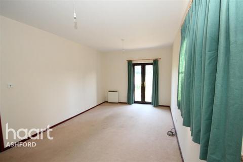 3 bedroom flat to rent, Harville Road, TN25...