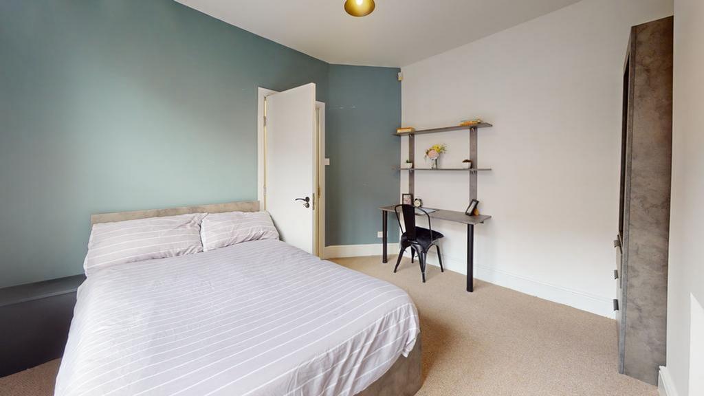 A bright and inviting double bedroom, perfect f...