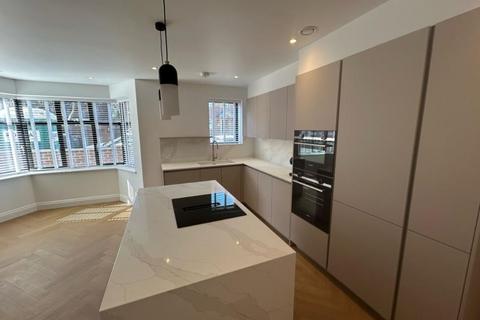 2 bedroom apartment to rent, Beechcroft Avenue, Golders Green, NW11