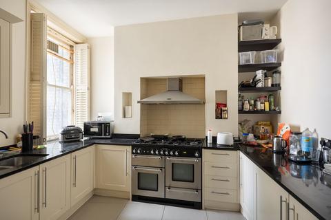 4 bedroom flat to rent, Bedford Avenue, London WC1B