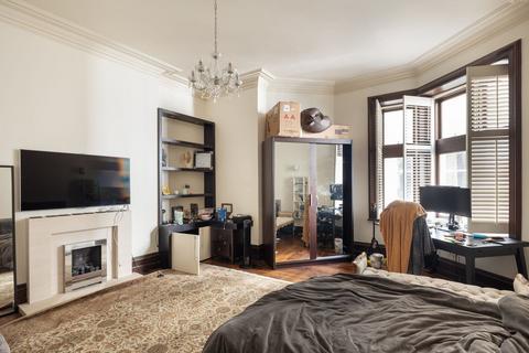 4 bedroom flat to rent, Bedford Avenue, London WC1B