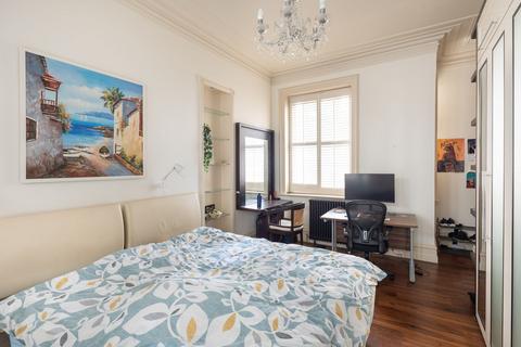 4 bedroom flat to rent, Bedford Avenue, London WC1B