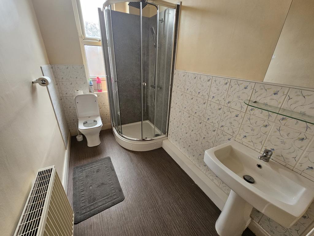A bright and clean bathroom suite featuring a m...