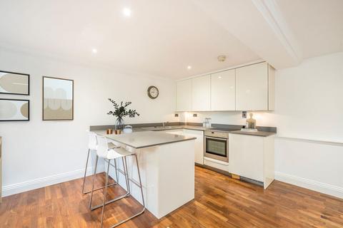3 bedroom flat for sale, Clapham Common North Side, London SW4