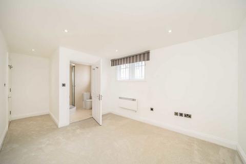 3 bedroom flat for sale, Clapham Common North Side, London SW4