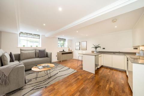 3 bedroom flat for sale, Clapham Common North Side, London SW4