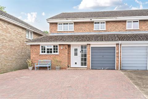 21 Byways, Yateley, GU46 6NE