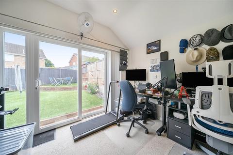 21 Byways, Yateley, GU46 6NE