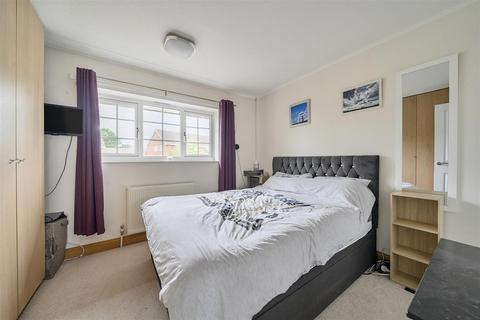 21 Byways, Yateley, GU46 6NE