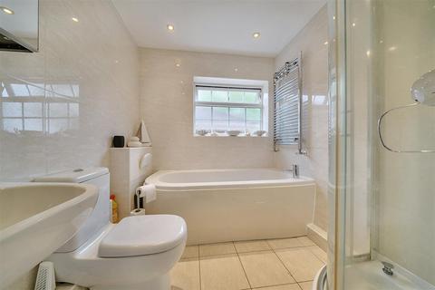21 Byways, Yateley, GU46 6NE