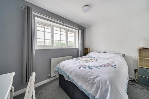 21 Byways, Yateley, GU46 6NE