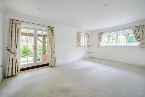2 bedroom flat for sale, Waverley Lane, Farnham, Surrey, GU9