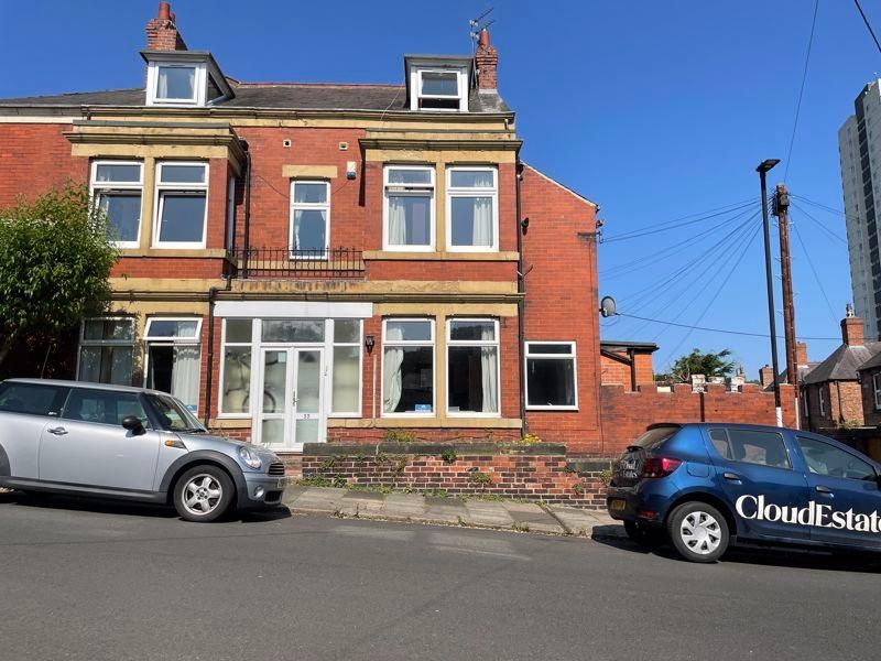 Attractive front view of a well-maintained trad...