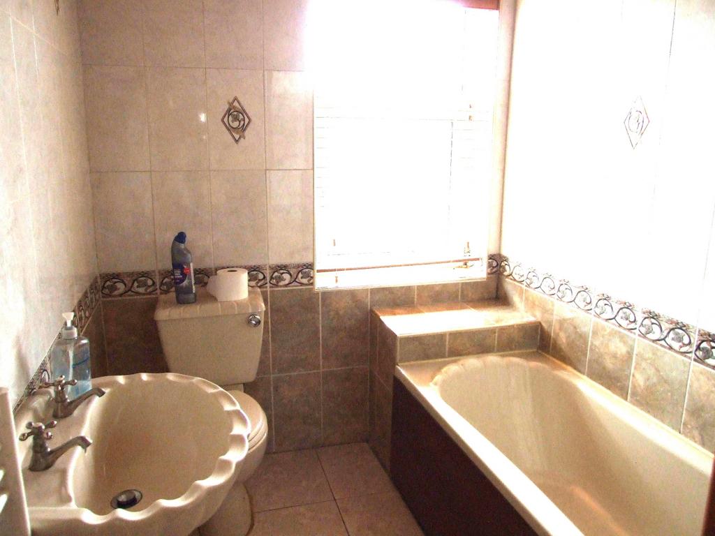 DSCF3734[1] bathroom  1 9 Cross Rd