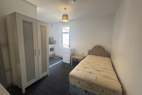 Studio to rent, Dodworth Road , S70