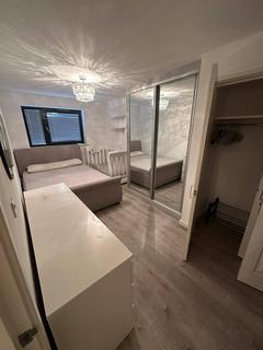 Flat to rent, London, RM7