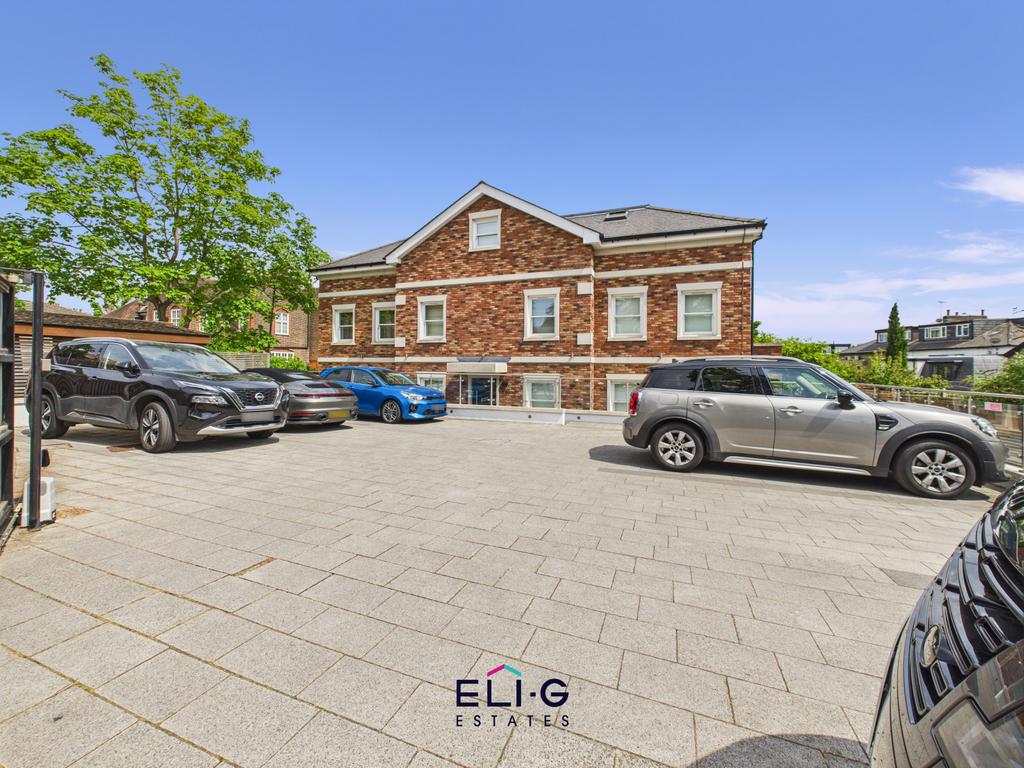 Luxury three bedroom purpose built apartment with
