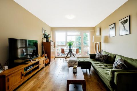 2 bedroom apartment for sale, Castle Avenue, Highams Park