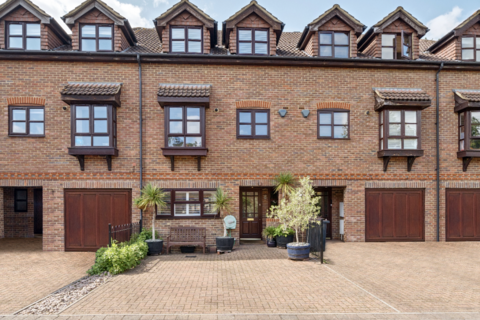 10 Knowle Gardens, West Byfleet, KT14 6EL