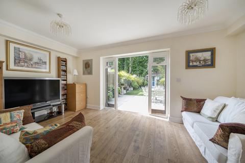 10 Knowle Gardens, West Byfleet, KT14 6EL