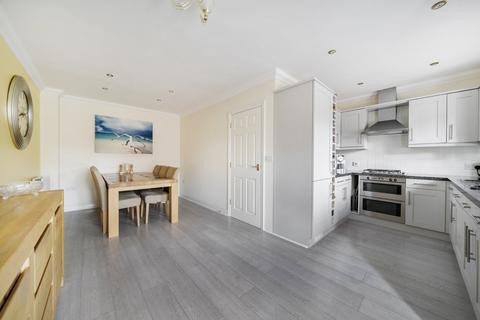 10 Knowle Gardens, West Byfleet, KT14 6EL