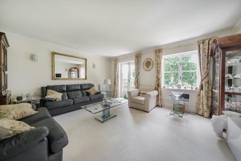 10 Knowle Gardens, West Byfleet, KT14 6EL