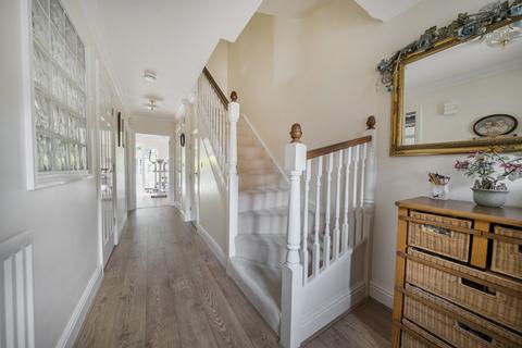10 Knowle Gardens, West Byfleet, KT14 6EL
