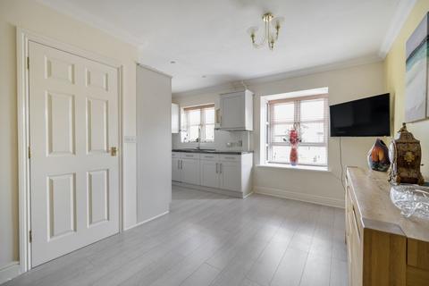 10 Knowle Gardens, West Byfleet, KT14 6EL