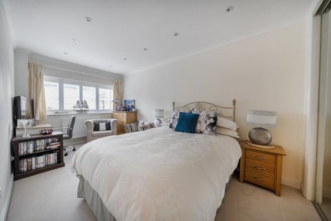 10 Knowle Gardens, West Byfleet, KT14 6EL