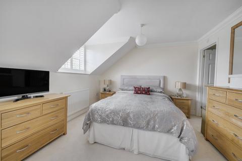 10 Knowle Gardens, West Byfleet, KT14 6EL