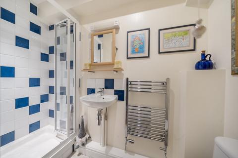 10 Knowle Gardens, West Byfleet, KT14 6EL