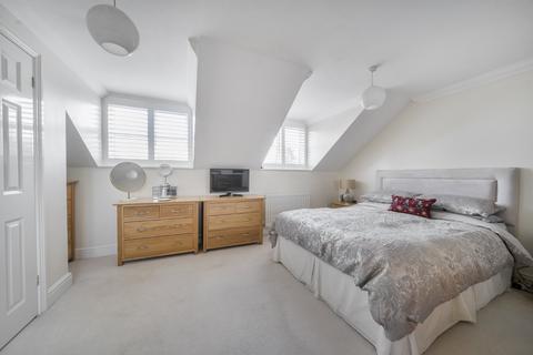 10 Knowle Gardens, West Byfleet, KT14 6EL