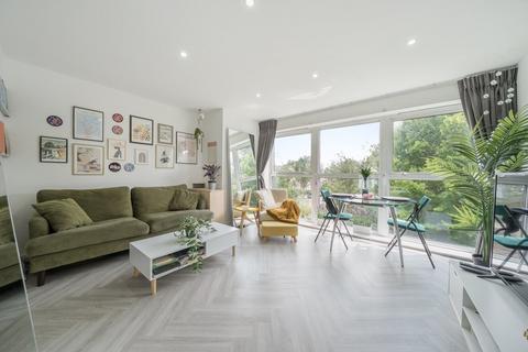 2 bedroom flat for sale, Meadowcourt Road, Blackheath, London, SE3