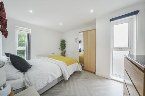 2 bedroom flat for sale, Meadowcourt Road, Blackheath, London, SE3