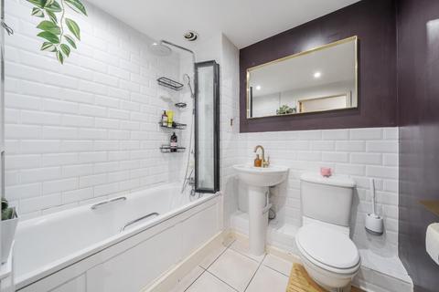 2 bedroom flat for sale, Meadowcourt Road, Blackheath, London, SE3