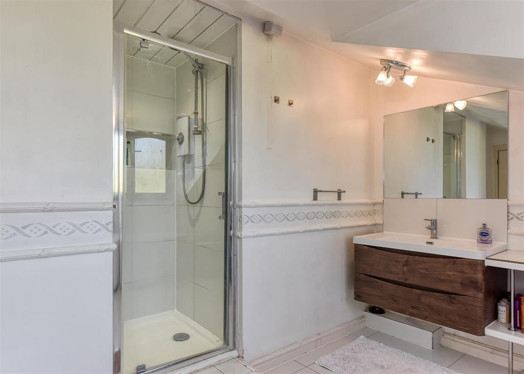 Earlswood Lodge-Bathroom (2).jpg