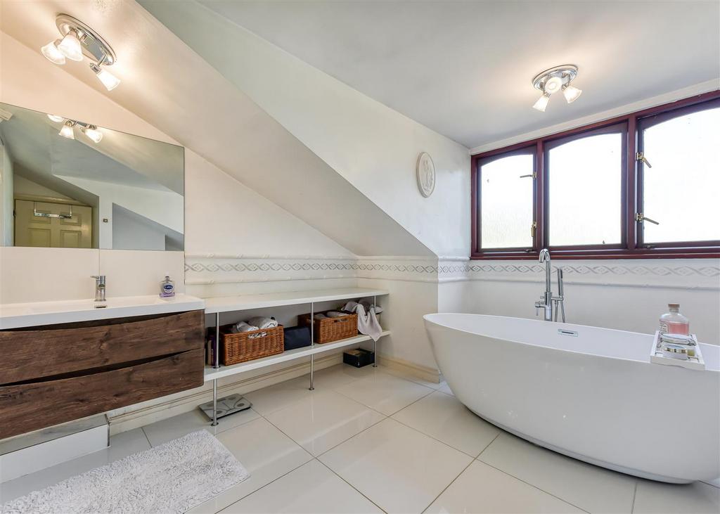 Earlswood Lodge-Bathroom.jpg