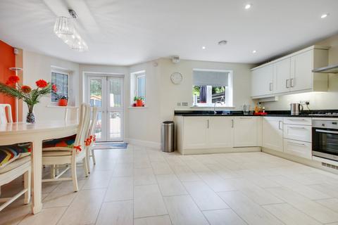 23 Sunnyside Close, East Grinstead, RH19 4QW