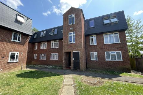 2 bedroom flat to rent, Limes Avenue, Chigwell IG7