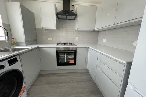 2 bedroom flat to rent, Limes Avenue, Chigwell IG7