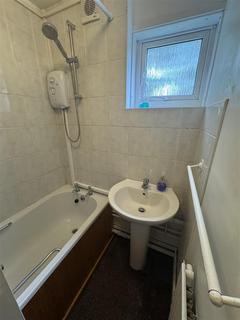 2 bedroom flat to rent, Bishops Close, Smethwick