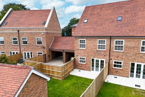 4 bedroom semi-detached house for sale, Wisteria Gate , Romsey SO51