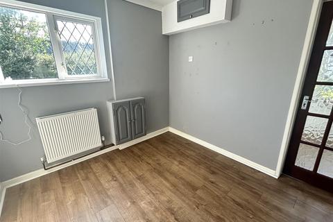 64 Caeglas, Cross Hands, Llanelli, SA14 6NH