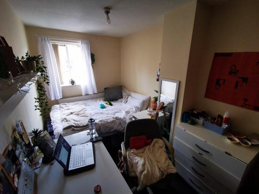 A cozy double bedroom with good natural light, ...