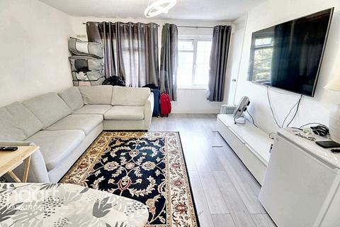 1 bedroom maisonette for sale, Laing Close, Hainault