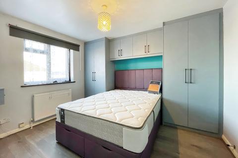 3 bedroom semi-detached house to rent, Blumfield Court, Burnham SL1