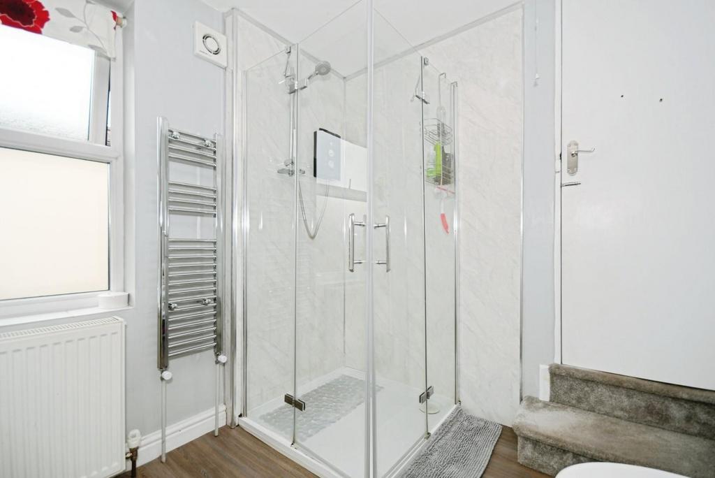 BATHROOM 02.jpg