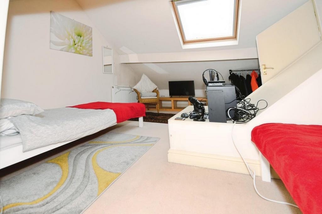 BEDROOM 1 05.jpg