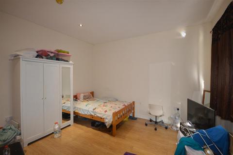 Studio to rent, Caledonian Road, London