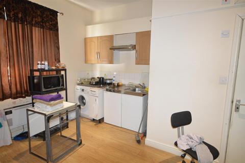 Studio to rent, Caledonian Road, London
